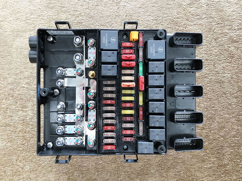 DZ93189712170,底盤中央電器盒，Chassis central electrical box,濟南向前汽車配件有限公司