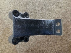 DZ97259590021,Engine left front bracket,濟南向前汽車配件有限公司