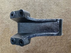 DZ97259590021,Engine left front bracket,濟南向前汽車配件有限公司